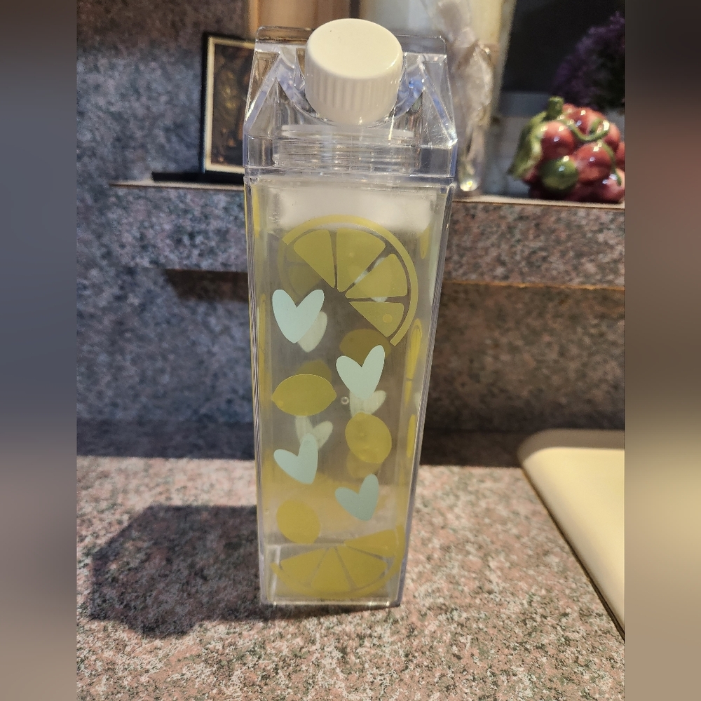 🟣FIRM PRICE🟣 Lemon water bottle